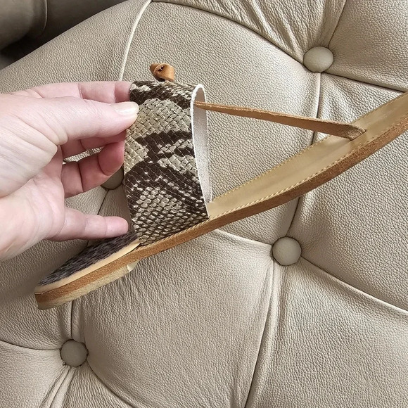 Italy Leather Flat Thong Sandals  Snake Skin Phyton Pattern Beige Tan size 8.5 - Picture 4 of 5